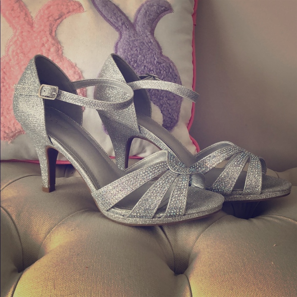 Dream Pair 1 inch Silver Heels👠✨